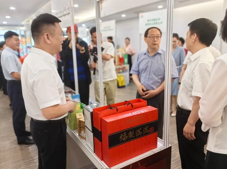 小热昏产品亮相北京，农业农村部社会事业促进司唐珂司长充分肯定余杭鸬鸟蜜梨产业致富举措