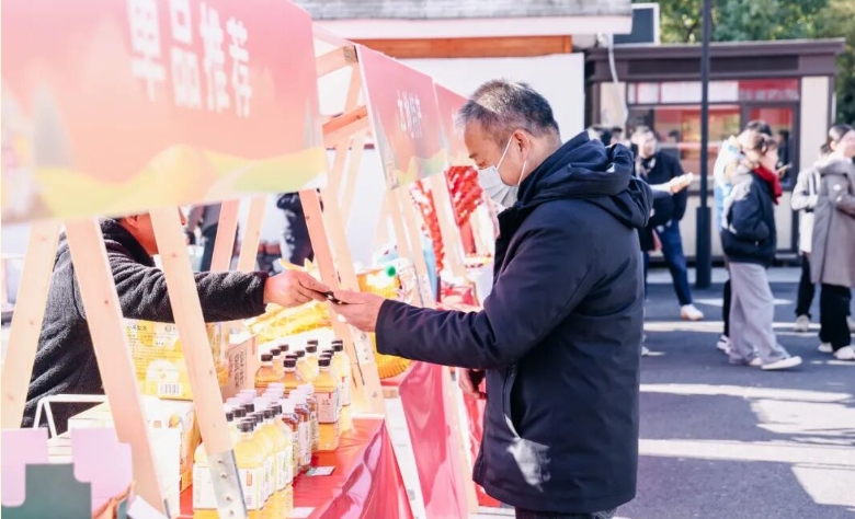 “余杭农副特惠季 工会助力乡村振兴”暨“鳌游鸬鸟，好味迎春”在小热昏食品观光工厂拉开帷幕